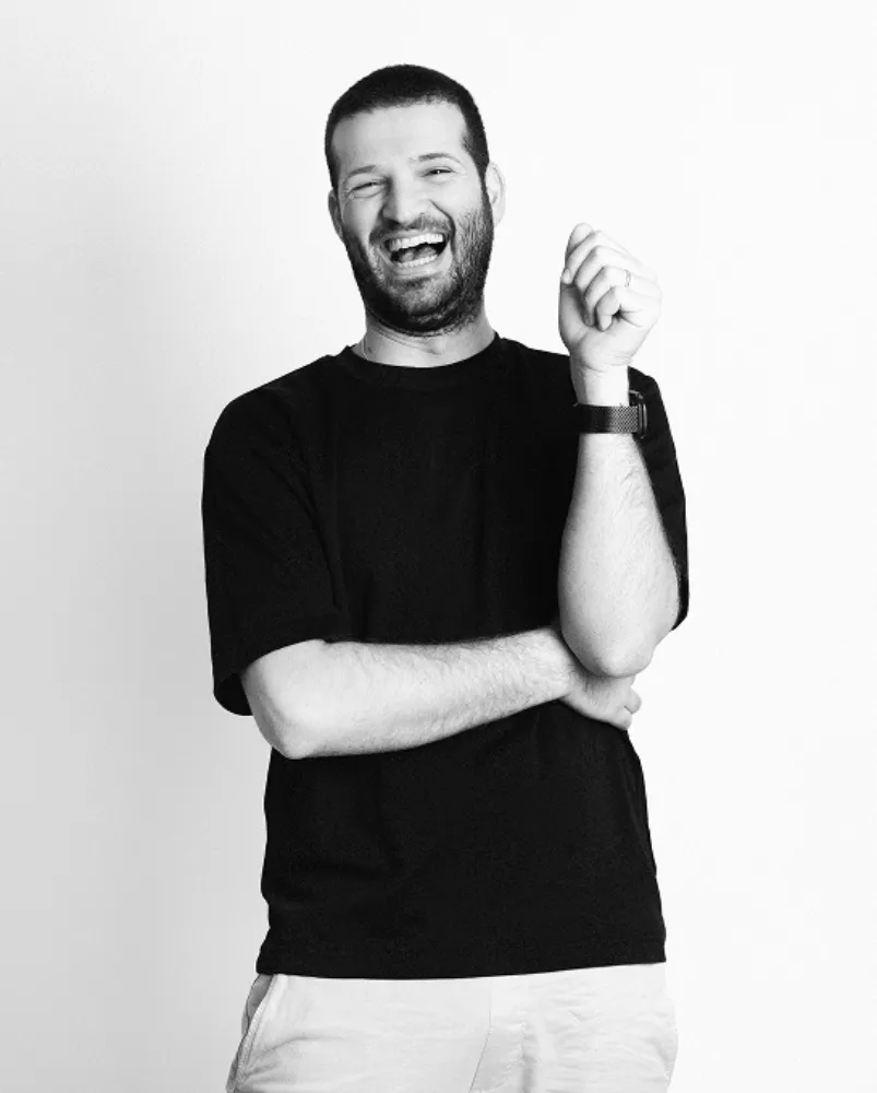 יובל מארום צוחק, פורטרט שחור-לבן